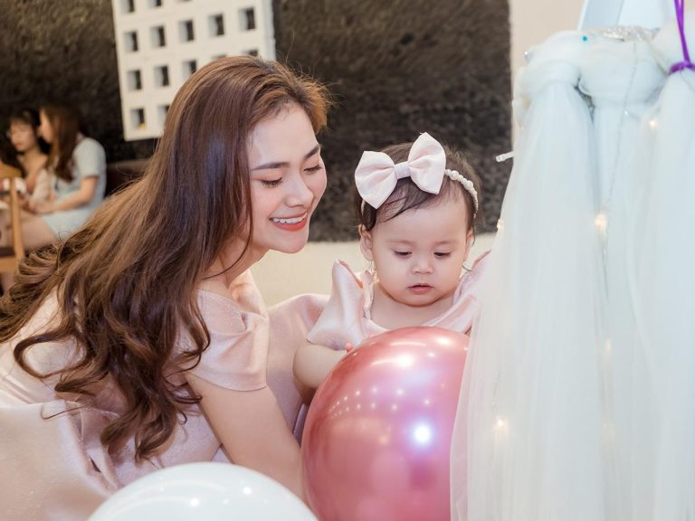 Khoảnh khắc đẹp của mẹ và bé Cherry